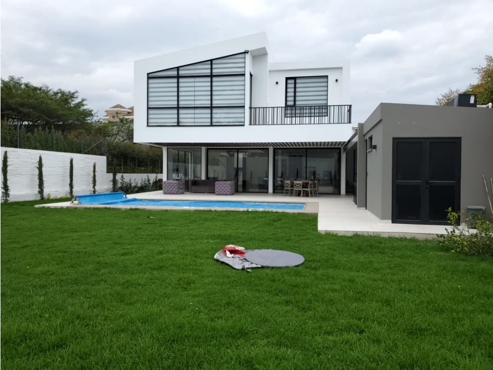 TUMBACO CASA DE LUJO EN VENTA DENTRO DE URBANIZACION - 1