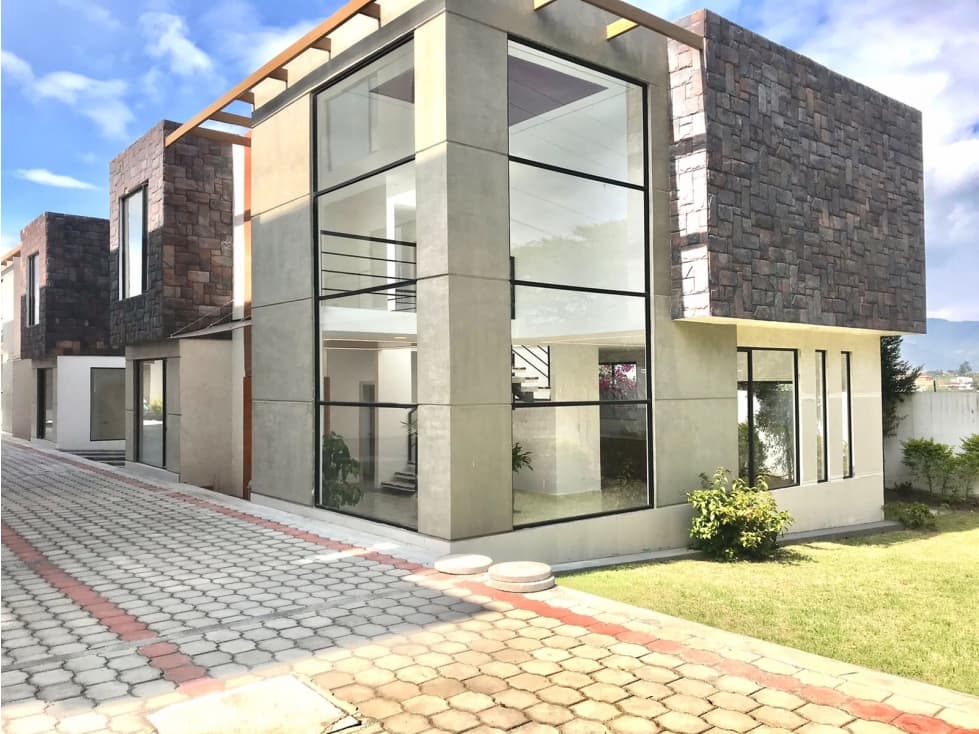 Casas a Estrenar en Tumbaco La Esperanza | Real Estate Quito - 1