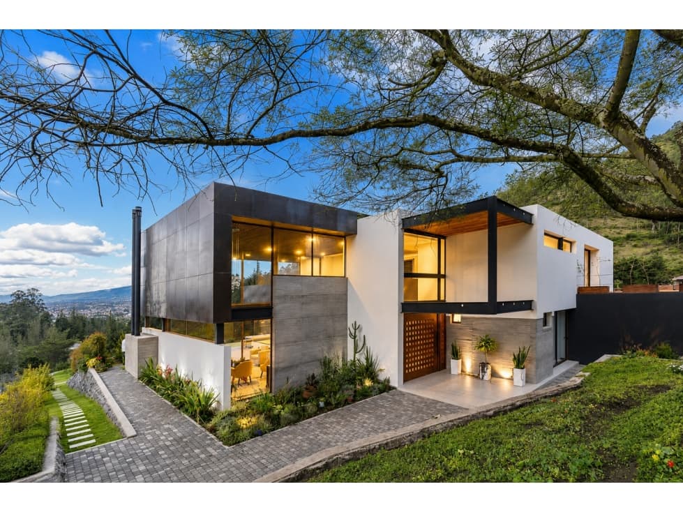 Casa de lujo en renta en Tumbaco Pacho Salas 4 suites y jardín - 1