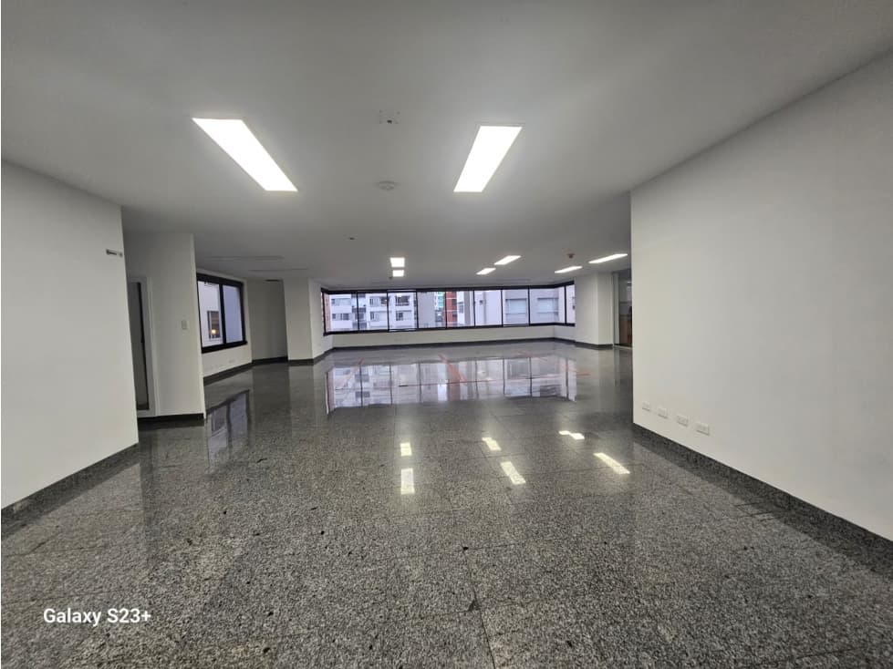 Oficinas de Arriendo Quito cera Parque La Carolina Sector Financiero - 1