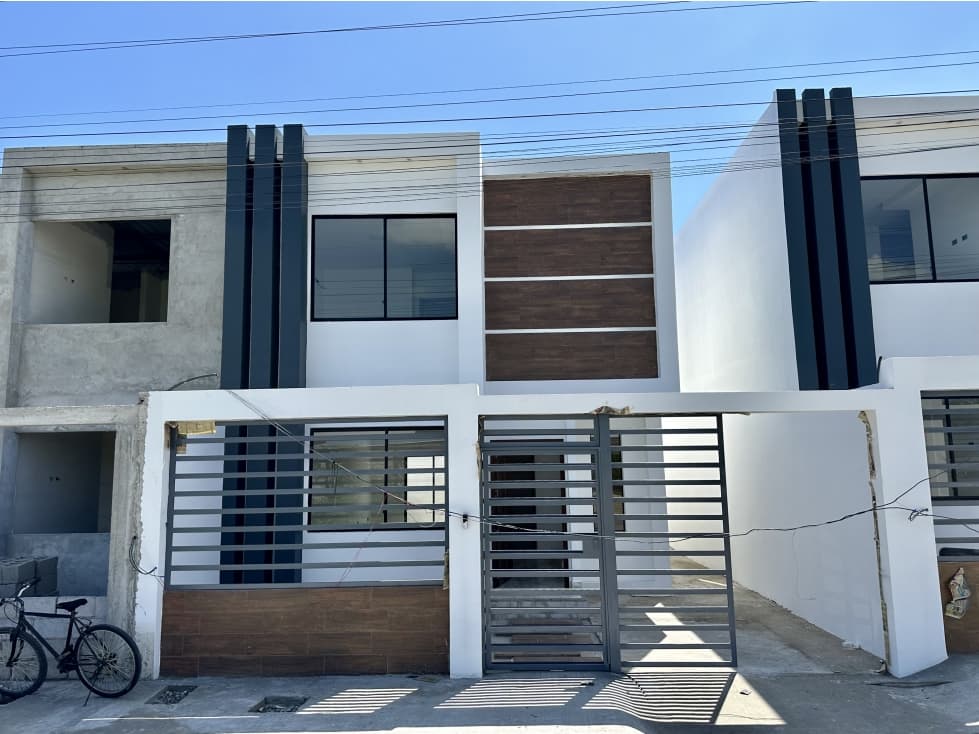 CASA NUEVA A ESTRENAR EN URB COSTA REAL - MANTA - 1
