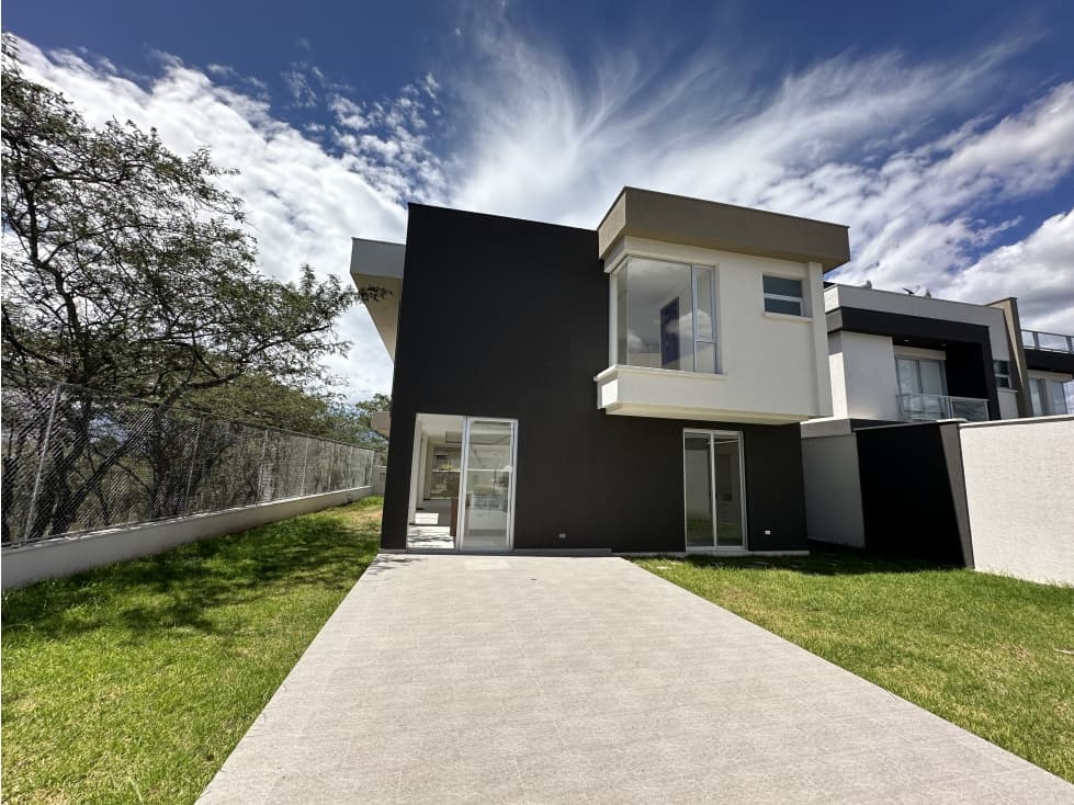 Casa VENTA Cumbayá 260m2 NO adosada urb. privada vía hacia Nayón - 1
