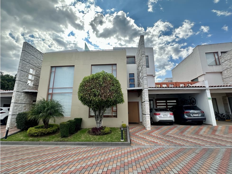 Casa VENTA Cumbayá 4 dormitorios sector La Primavera - 1