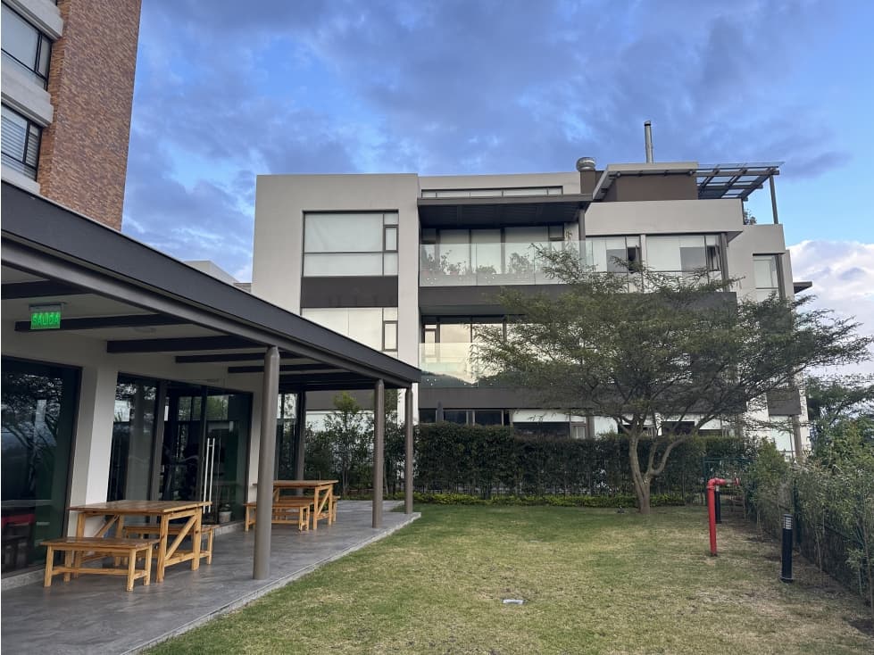 Departamento venta 122m2 Cumbayá 2 dormit con jardín 130m2 CR24N - 1