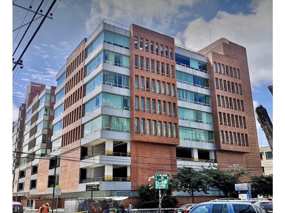 Consultorio venta Quito Torres Clínica Pichincha con parqueadero - 1