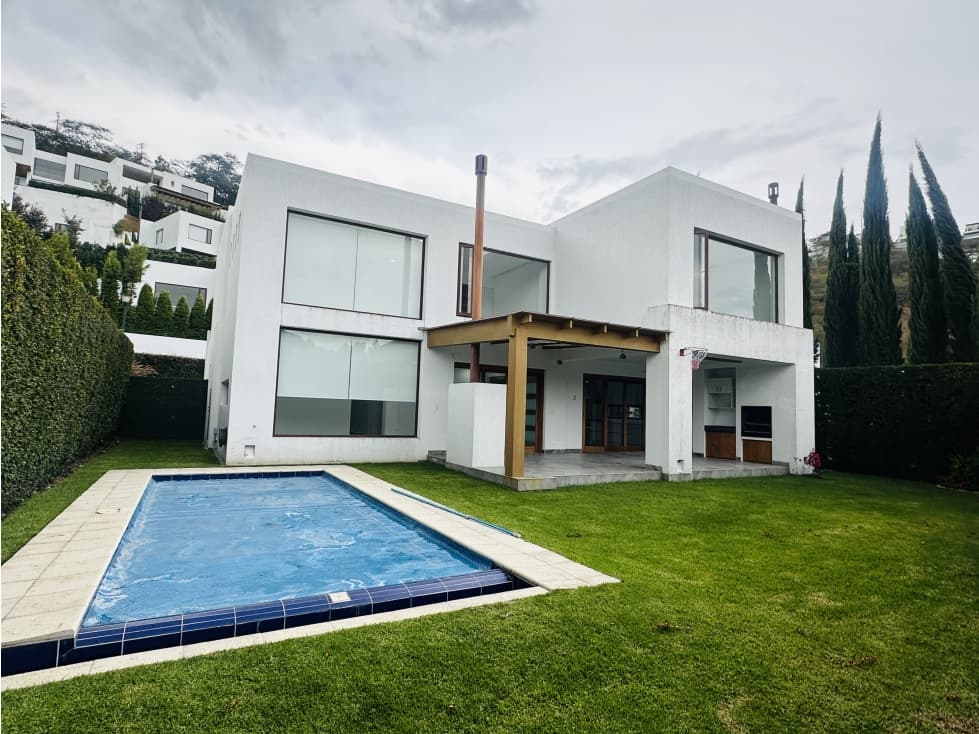 Casa en ALQUILER 4 dormitorios con piscina en Cumbayá Algarrobos - 1
