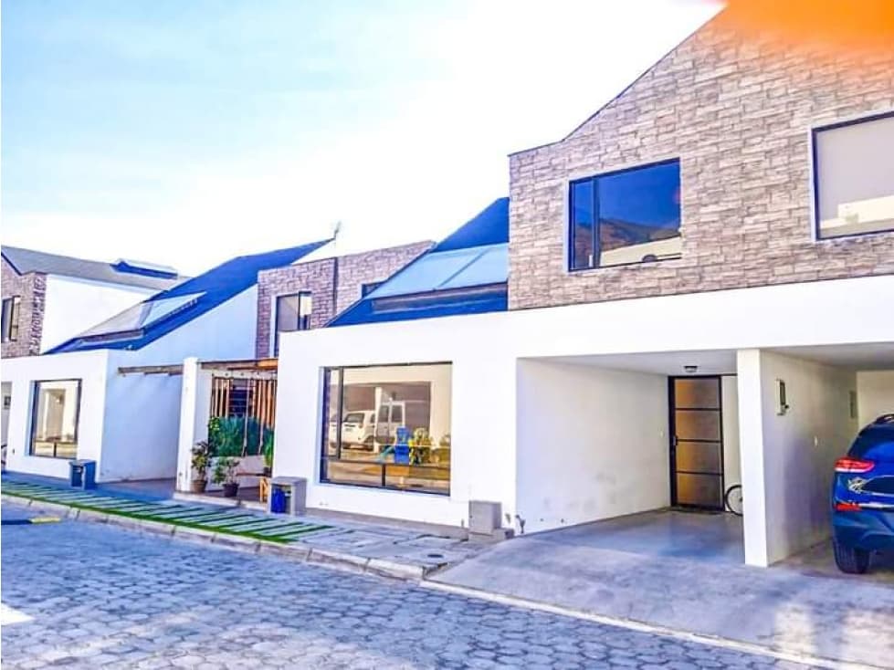 CASA EN VENTA EN POMASQUI (YV) - 1