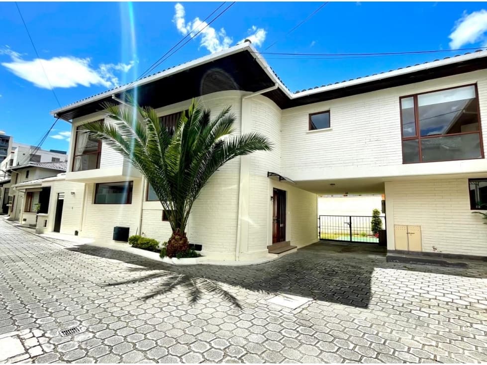 CASA EN ARRIENDO CON PATIO Y BALCÓN 350 M2 - QUITO TENIS (SZ) - 1