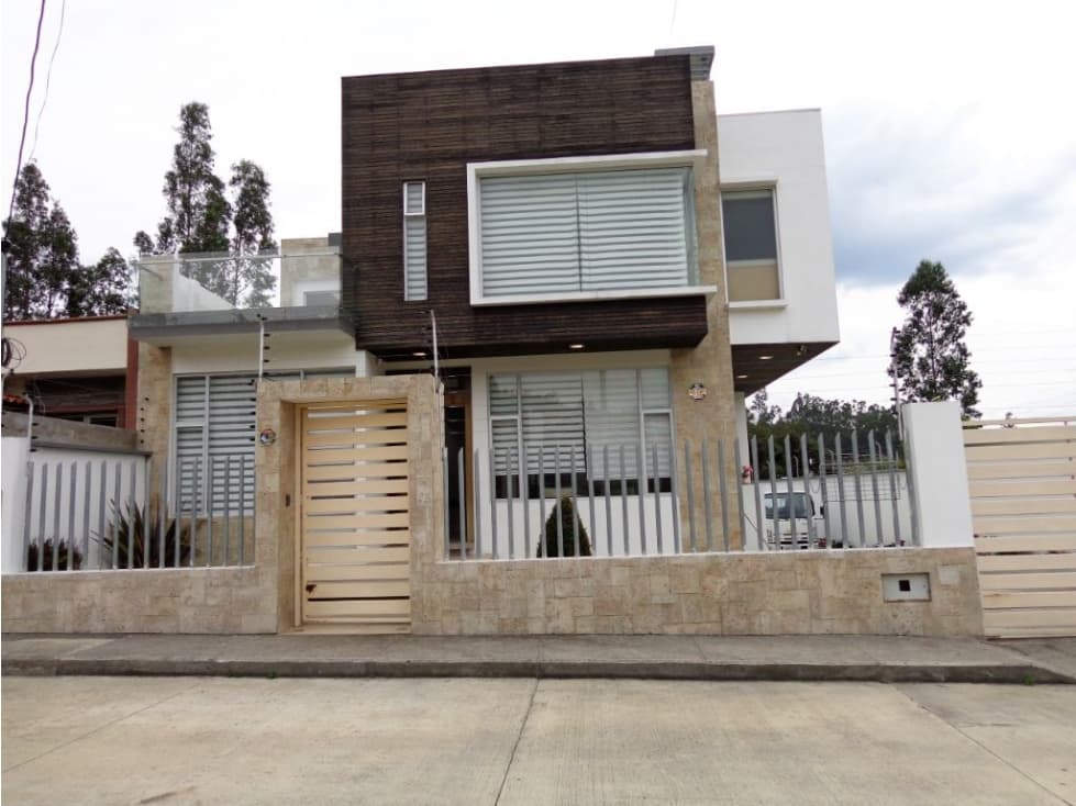 #260 Casa De Lujo En Venta, Sector Charasol - 1