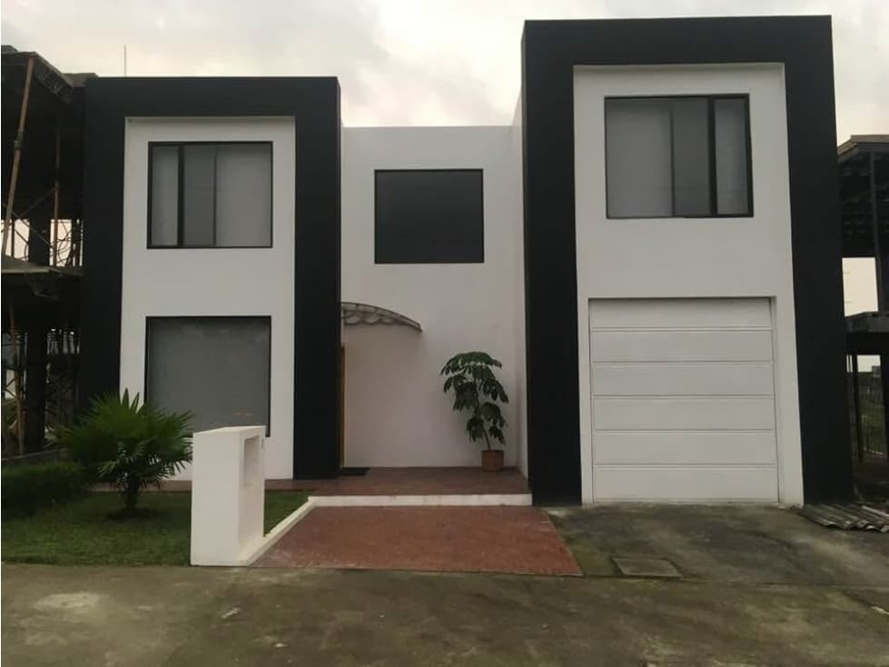 CASA EN VENTA | 200m² Urb. Jardines Del Toachi Sto. Domingo - 1