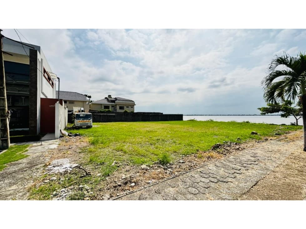 Terreno Esquinero en Venta en Urbanizacion Aquamarina Samborondon - 1