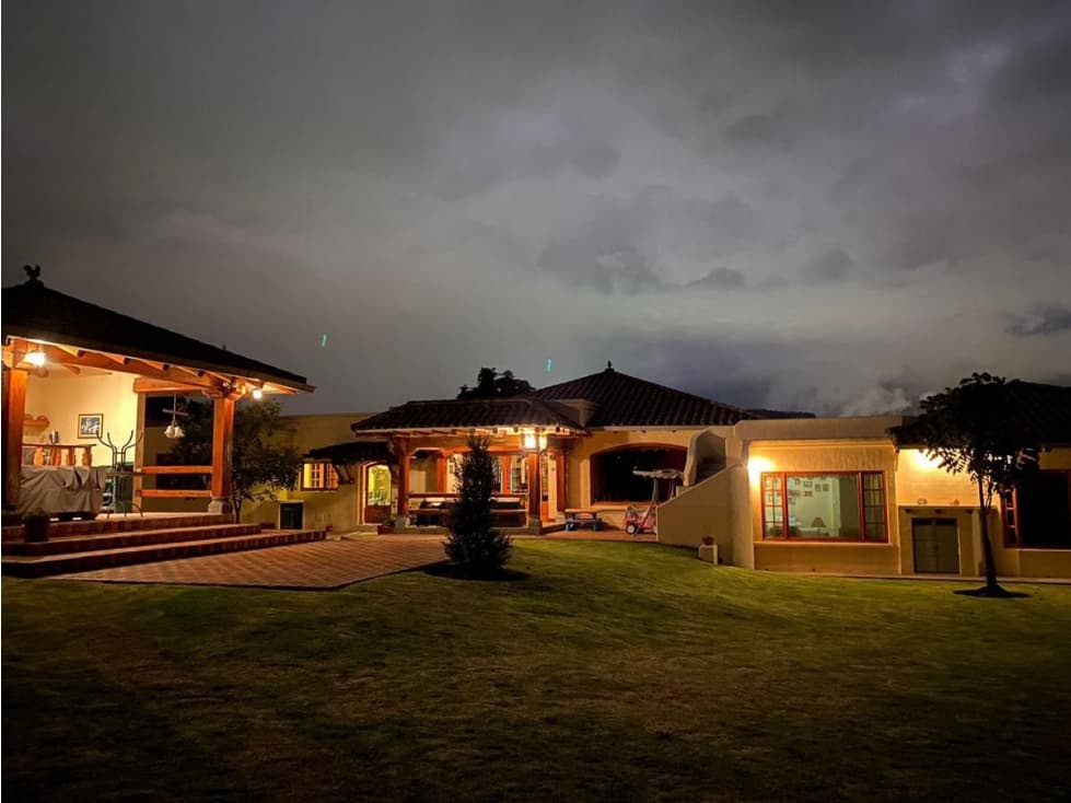 VENTA HERMOSA CASA QUITO ECUADOR TUMBACO EN CONJUNTO PRIVADO DE LUJO - 1