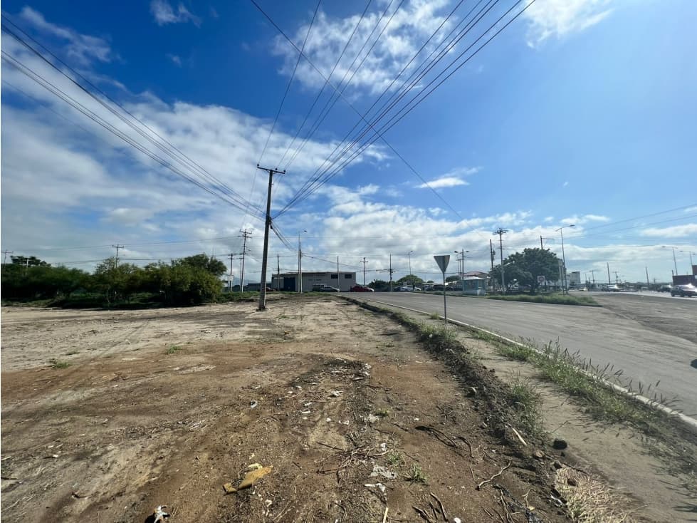 Terreno Esquinero en Alquiler A Pocos Pasos del Aeropuerto de Manta - 1