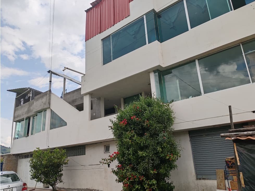 CASA RENTERA ESQUINERA ALTA RENTABILIDAD EN CAYAMBE - 1