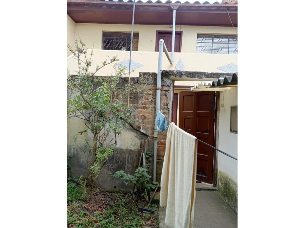 CASA EN OTAVALO A CUATO CUADRAS DEL PARQUE CENTRAL - 1