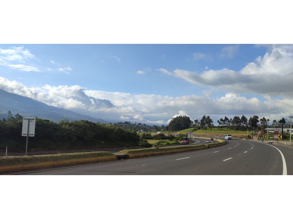 1 A 2 HECTAREAS EN LA PANAMERICANA OTAVALO - CAJAS - 1