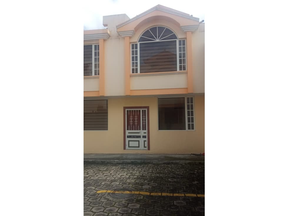 CASA EN CONJUNTO EN OTAVALO - 1