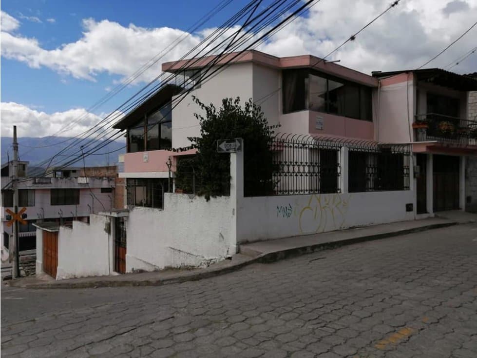 CASA ESQUINERA A DOS CUADRAS DEL CENTRO DE OTAVALO - 1