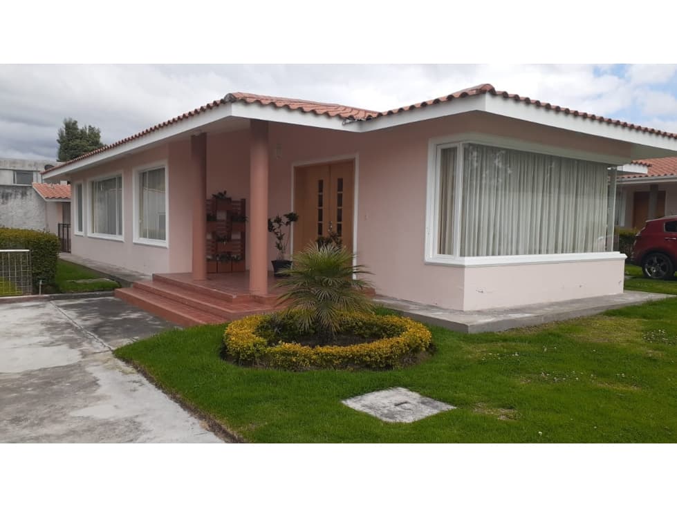 Única vivienda en Conjunto Habitacional en la ciudad de Cotacachi. - 1