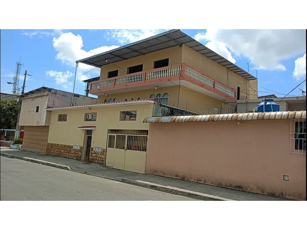 Se vende Casa de 3 pisos con terraza Coop. Tulipanes, Guayaquil - 1