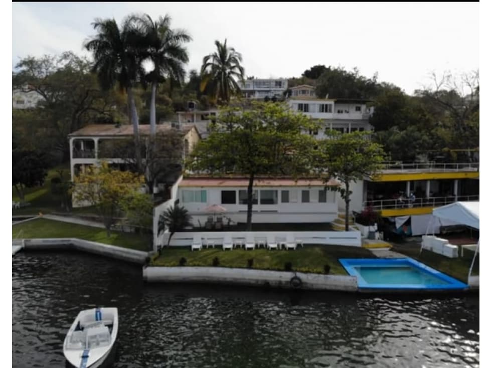 HOTEL EN VENTA A ORILLA DEL LAGO "ANGIE" - 1