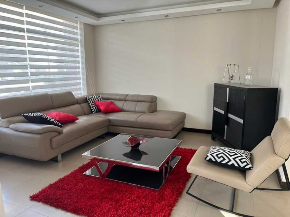 Casa en venta en Tumbaco Tolachica cerca de Ruta Viva con jardín - 1
