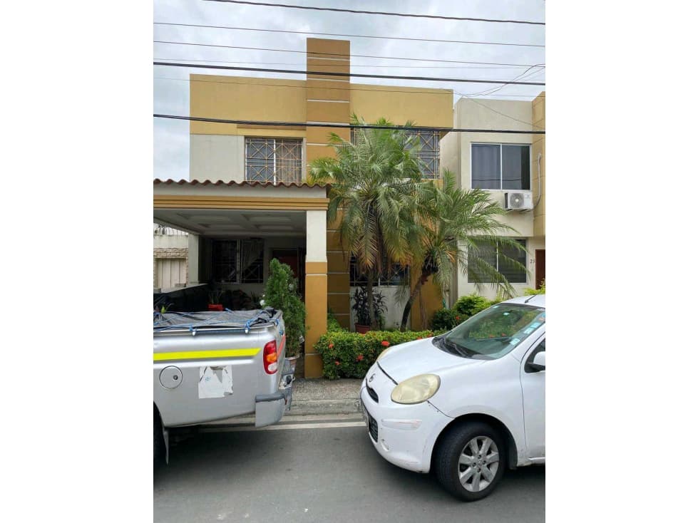 VENDO HERMOSA CASA EN URB. CATALUÑA - 1