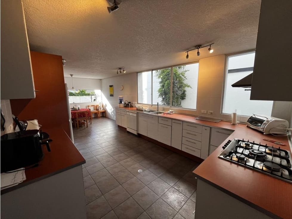 Departamento en planta baja con jardín de 200m2 en Miravalle Cumbaya - 1