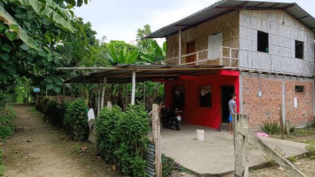 Casa con terreno fincado en Calceta - 1