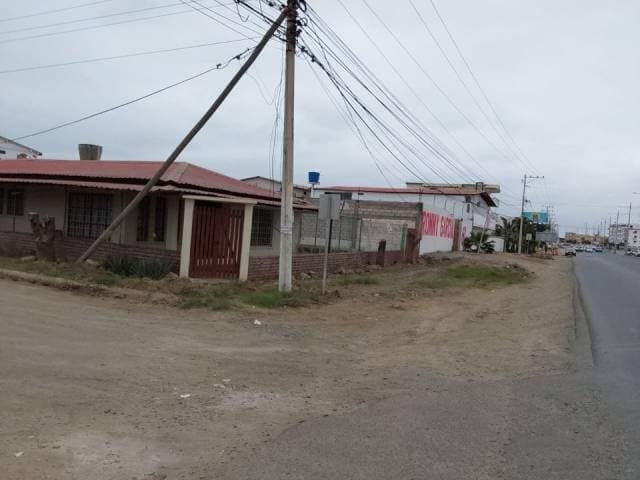 SE VENDE CASA EN VIA PRINCIPAL DE SALINAS (esquinera) , A 1OO METROS DEL SUPERMAXI - 1