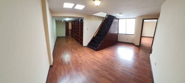 Se vende amplia Casa Sector El Inca - 1