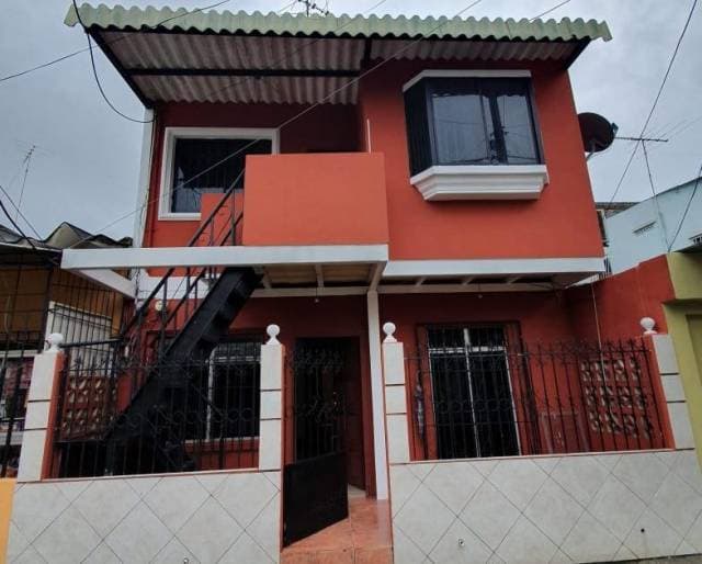 Venta de hermosa casa remodelada en la Ciudadela Martha de Roldós - 1