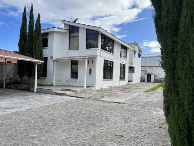 SE VENDE CASA EN CALDERON REMODELADA DE 280 M2 DE DOS PLANTAS Y UNA DE SERVCIO DE 100 M2 CON UN TERRENO DE 1027 M2 - 1
