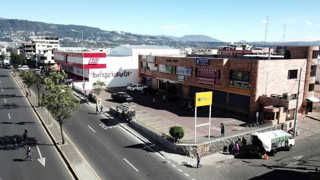 Oficinas grandes en el centro de Tumbaco - 1