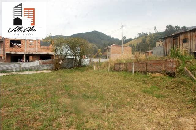 TERRENO AMPLIO EN BUENOS AIRES CERCA DE CUENCA. - 1