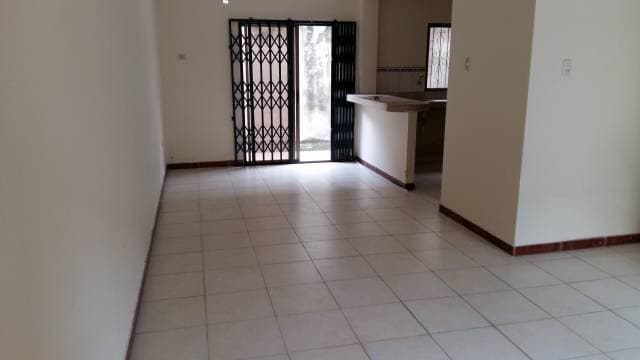 >>   HERMOSA CASA DE VENTA MUCHO LOTE - 1