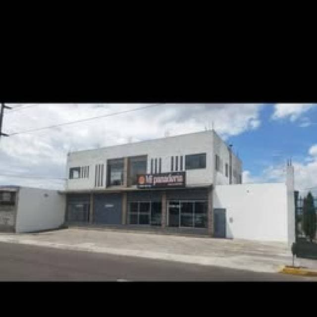 Rento local comercial cómodo y versátil con parqueadero - 1