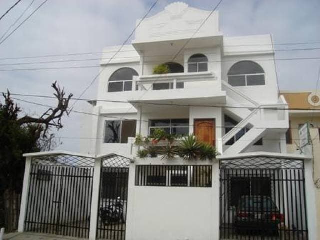 OPORTUNIDAD!!! POR VIAJE! INMOBILIARIA ALARCÓN MANTA MANABÍ VENDE HERMOSA CASA CON 3 DEPARTAMENTOS CERCANA AL MALL DEL PACIFICO - 1