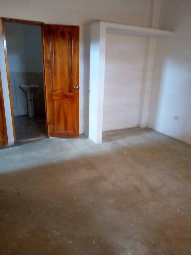 EN VENTA CASA y TERRENOS - 1