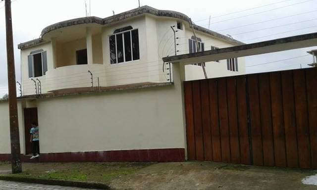 Rento casa de 305m2 a pocos metros del parque de la Juventud - 1