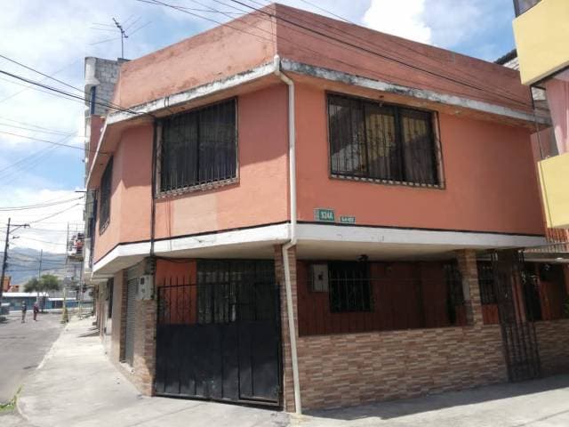 Se Vende casa esquinera con local comercial, garaje, Ubicada en Solanda - 1