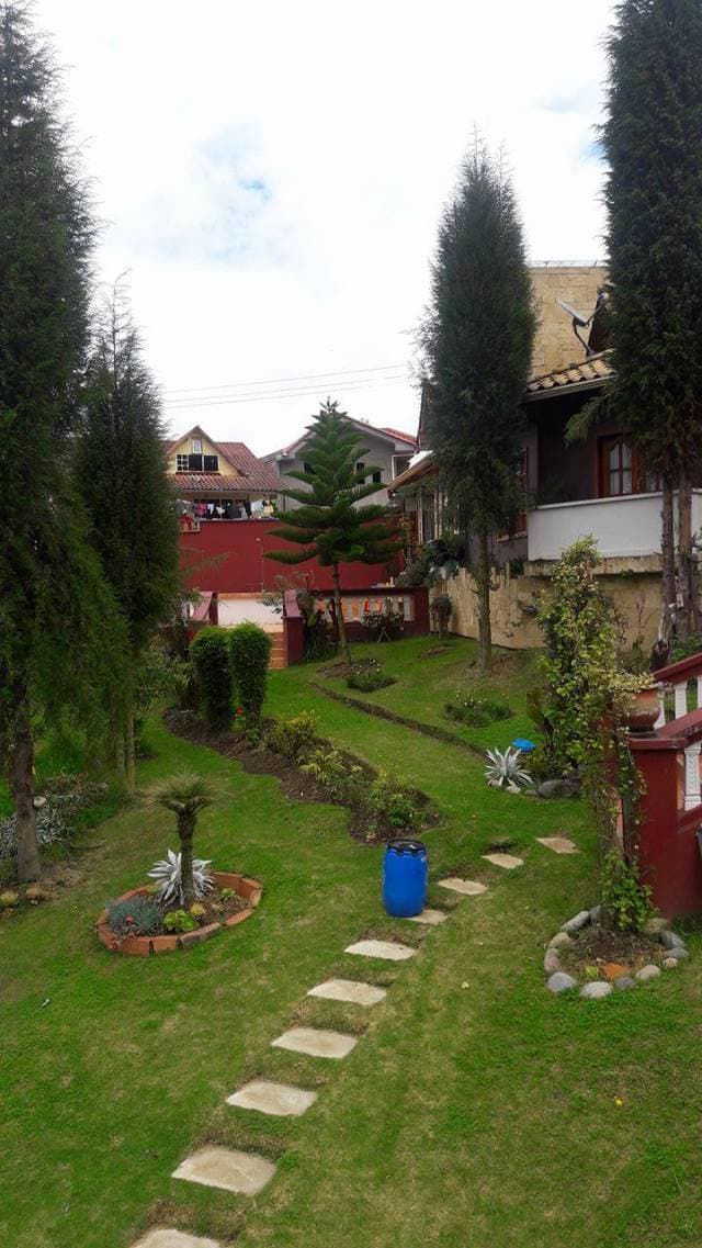 Vendo Terreno con 3 casas de lujo y espacios verdes - 1