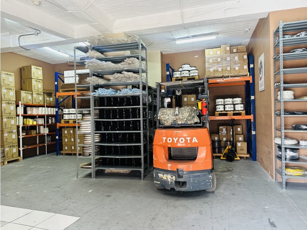 Vendo LOCAL COMERCIAL OFICINAS y BODEGA Quito Ecuador - 1