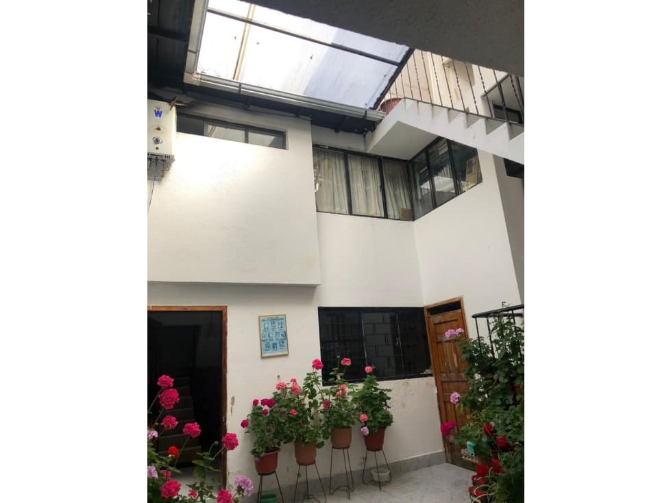 GRAN OPORTUNIDAD DE INVERSION HOSTAL + CASA AMPLIA EN TULCAN - 1