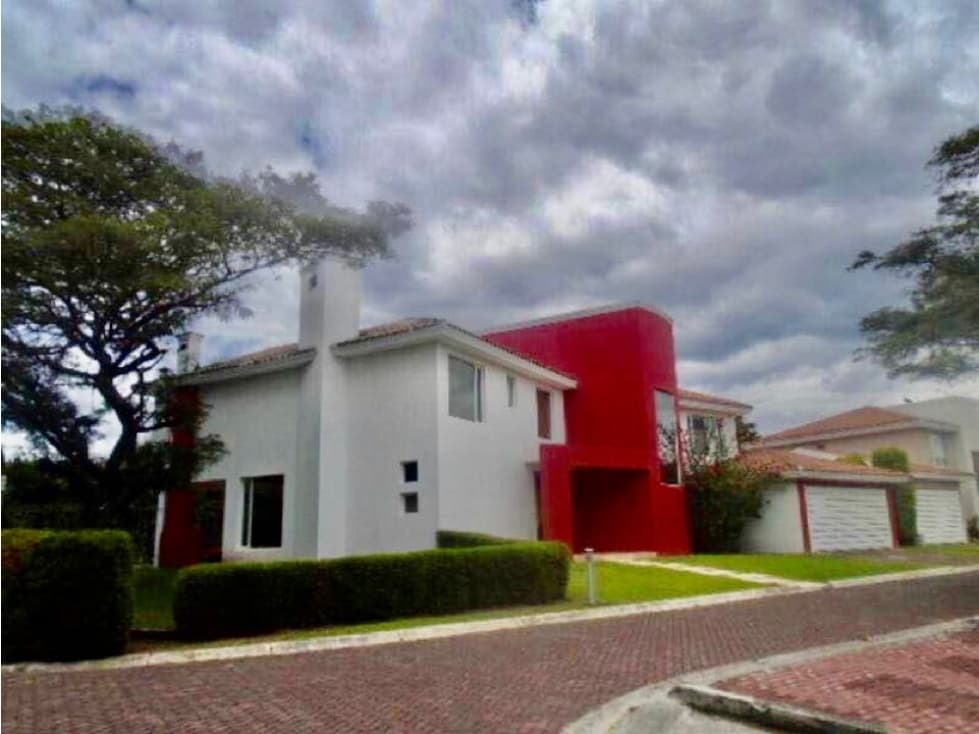 Casa venta Cumbayá urb privada sector La Viña - 1