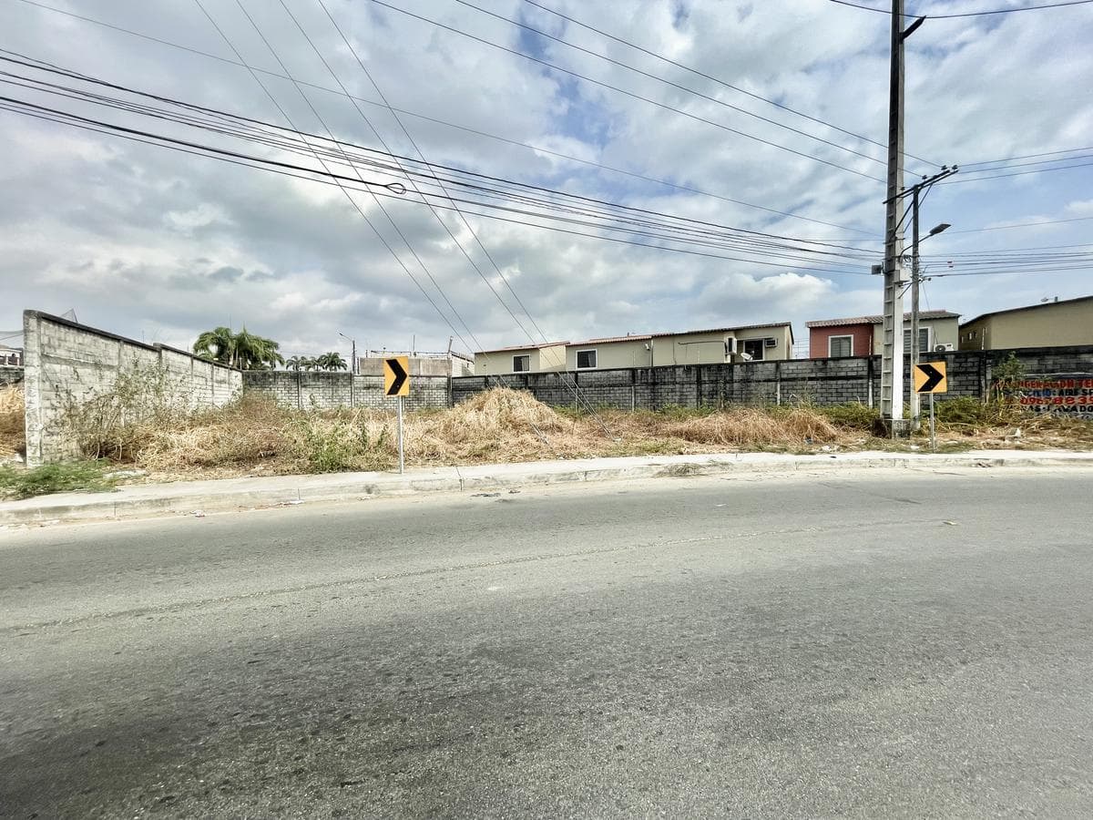 Venta de Terreno en La Joya, Av. León Febres Cordero Ribadeneyra, Para uso Comercial M.C. - 1