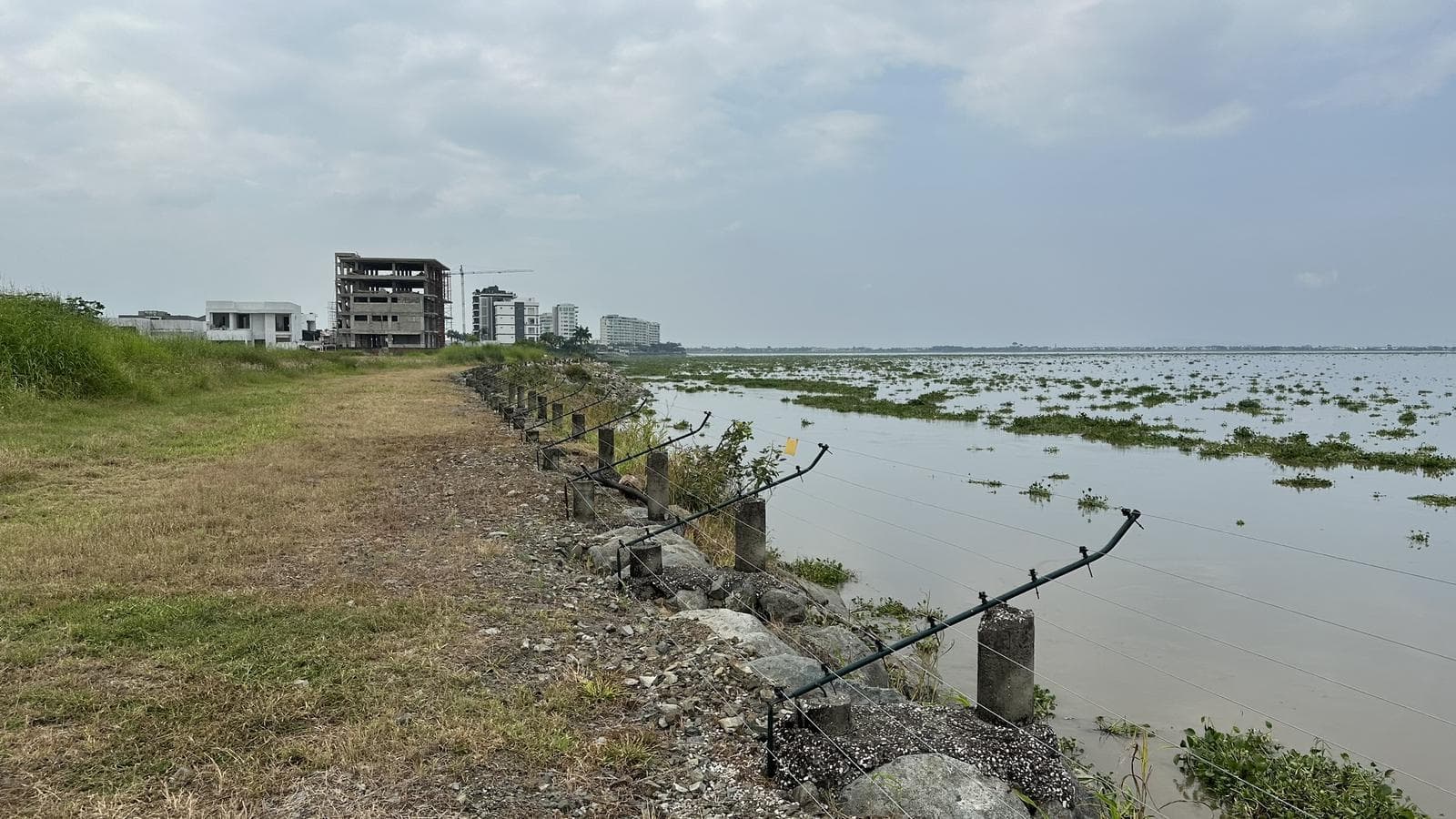 VENTA DE TERRENO MULTI FAMILIAR ISLA MOCOLI AL RIO - 1