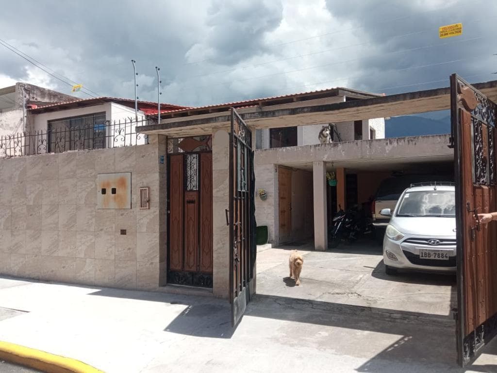 Casa en venta en la Jipijapa, excelente ubicación ideal para negocio comercial / Restaurante - 1