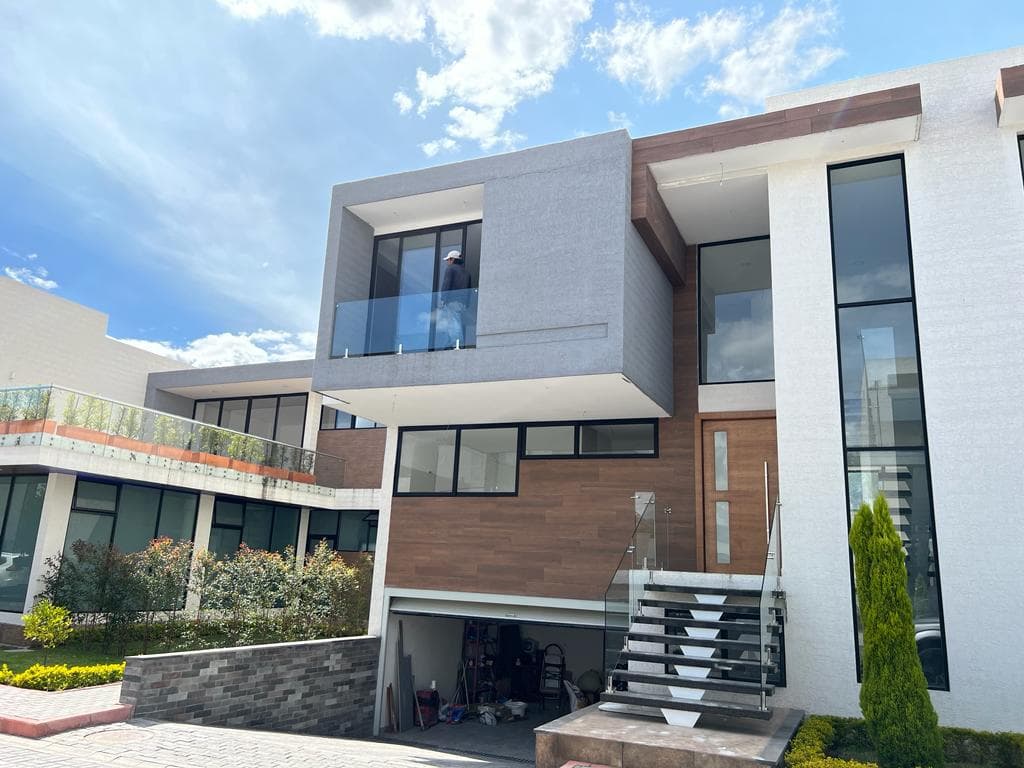 SECTOR CUMBAYA, EN VENTA CASA 4D, 218 M2 , DOS PISOS, CON PATIO, EN CONJUNTO PRIVADO - 1