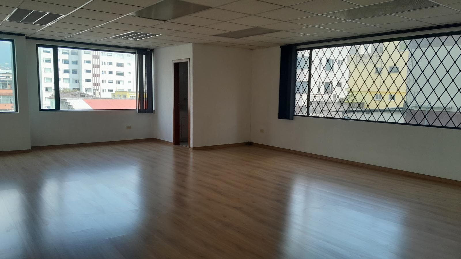 Oficina en Venta frente a la Universidad Católica. 65mts. 650000usd. - 1